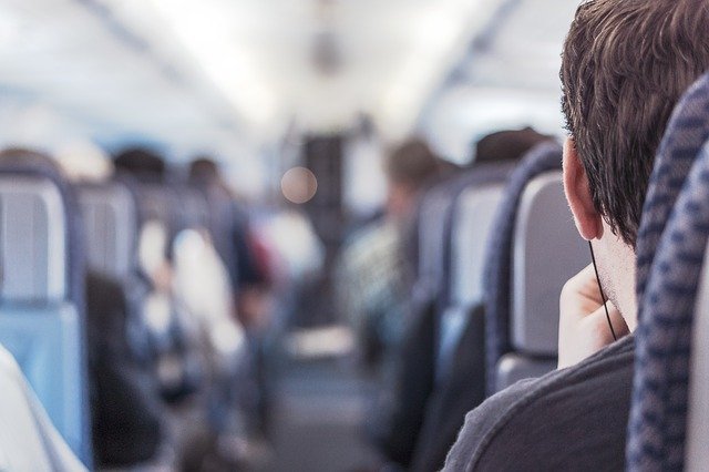 Sedící pasažéři v letadle